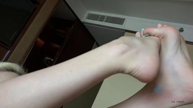 Начальник на кровати ласкает влагалище блондинки в очках членом