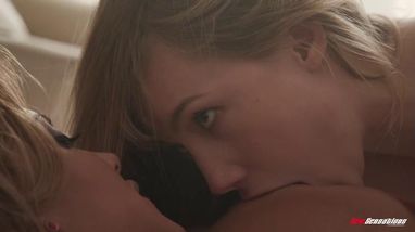 Русская ставит подругу раком и натирает язычком ее упругое влагалище