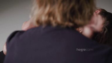 Худая лесбиянка делает эротический массаж подруге