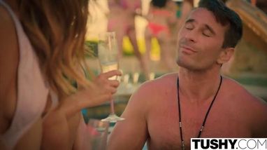 Милые подруги занимаются страстным сексом с одним похотливым самцом