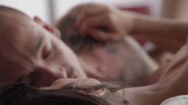 Брюнетка делает шикарный минет и подставляет волосатую вагину для секса