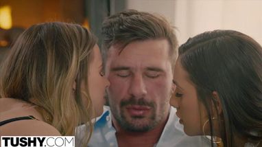 Девушки в сексуальном нижнем белье занимаются страстным анальным сексом с парнем