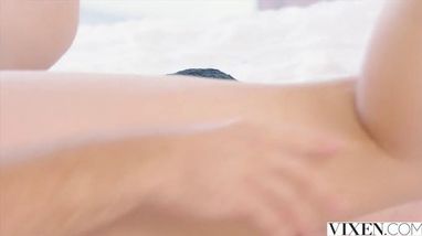 Получив удовольствие от минета, самец насаживает блондинку на свой болт